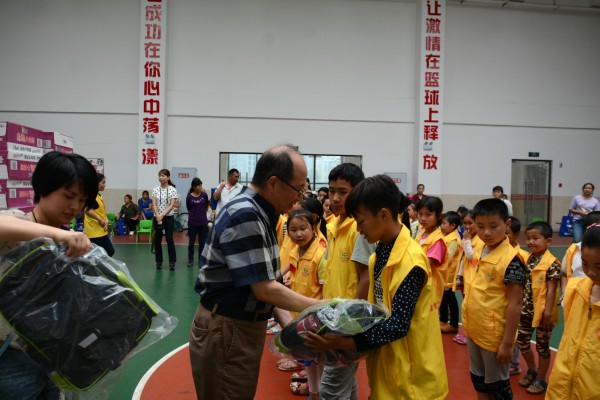 为助养儿童送儿童节礼物